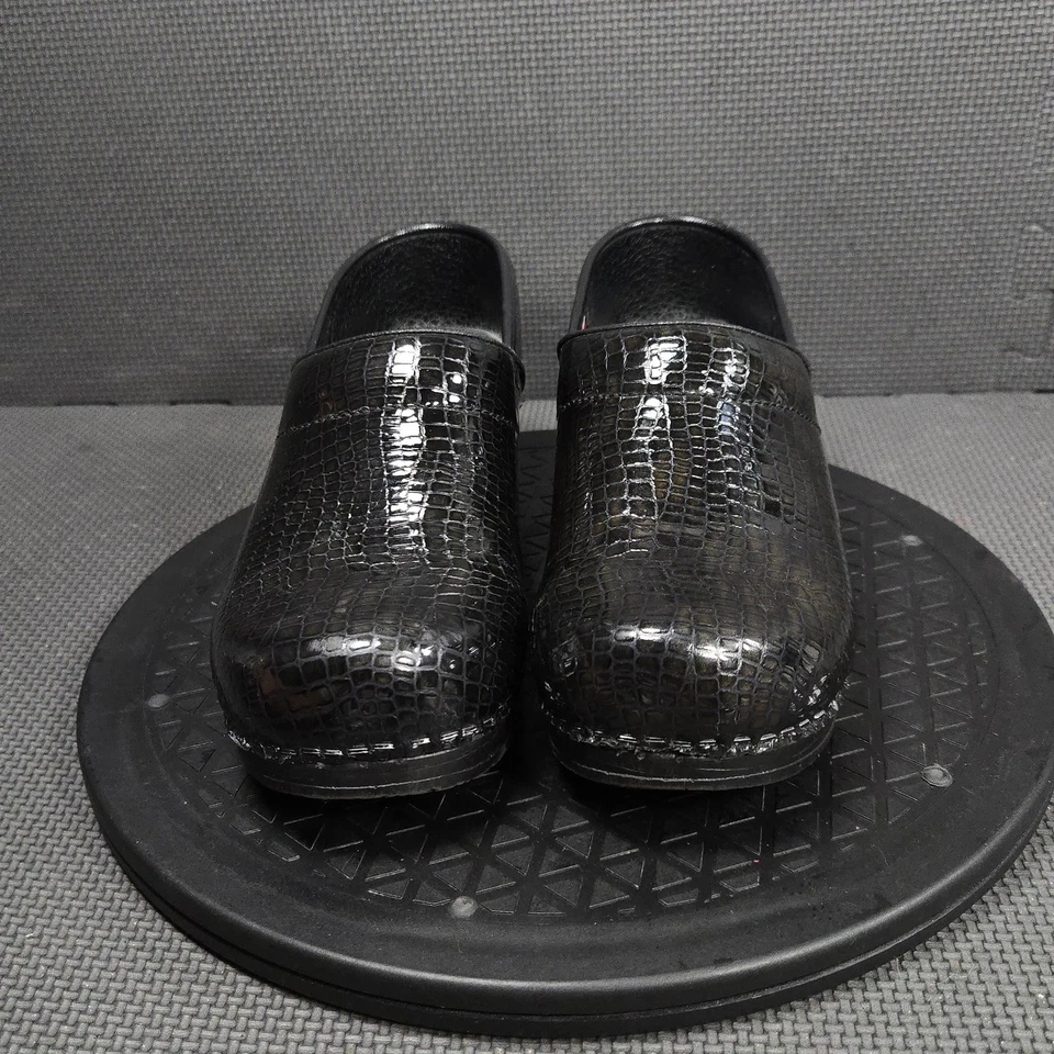 Tamancos profissionais Sanita Shoes femininos tamanho UE 36 EUA 5,5 preto crocodilo em relevo - Imagem 2 de 4