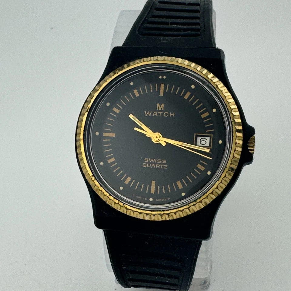 M-Watch Reloj de Cuarzo Suizo Hombre Negro Plástico Tono Dorado Bisel Acanalado Batería Nueva Foto 2 de 4
