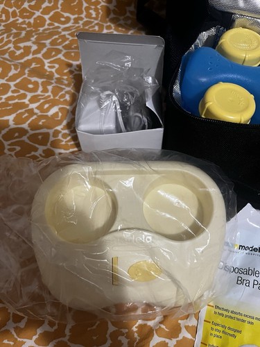 Medela 57063 Double Electric Breast Pump with On the Go Tote - Picture 2 of 6