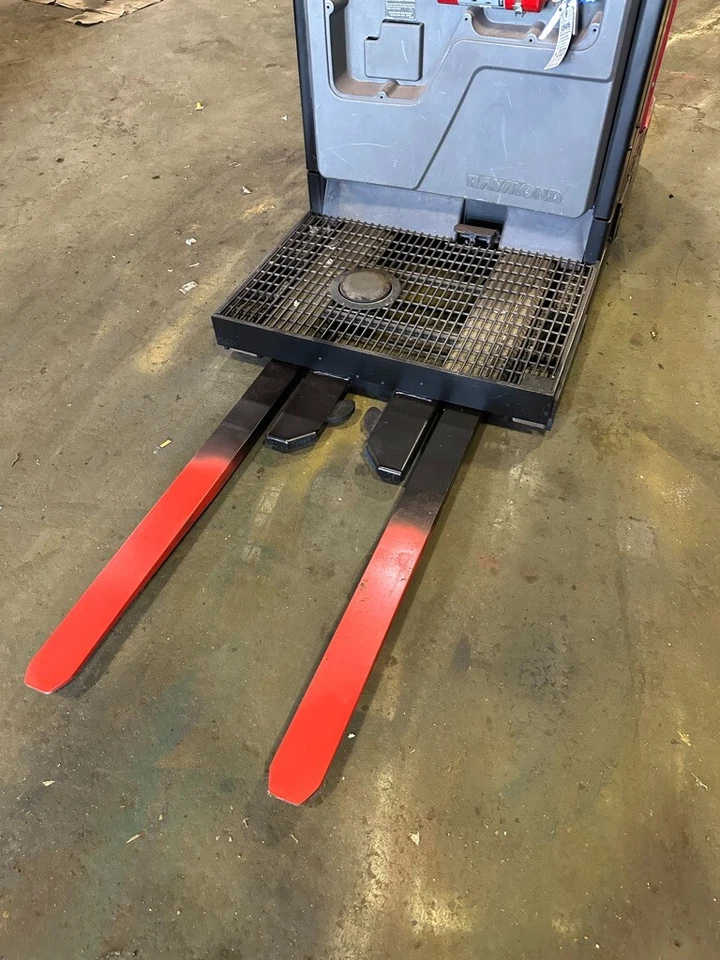 RAYMOND ORDER PICKER 3000LB 273" LIFT W/ BATTERY&CHARGER 42" FORK 118" TALL - Image 4 of 4