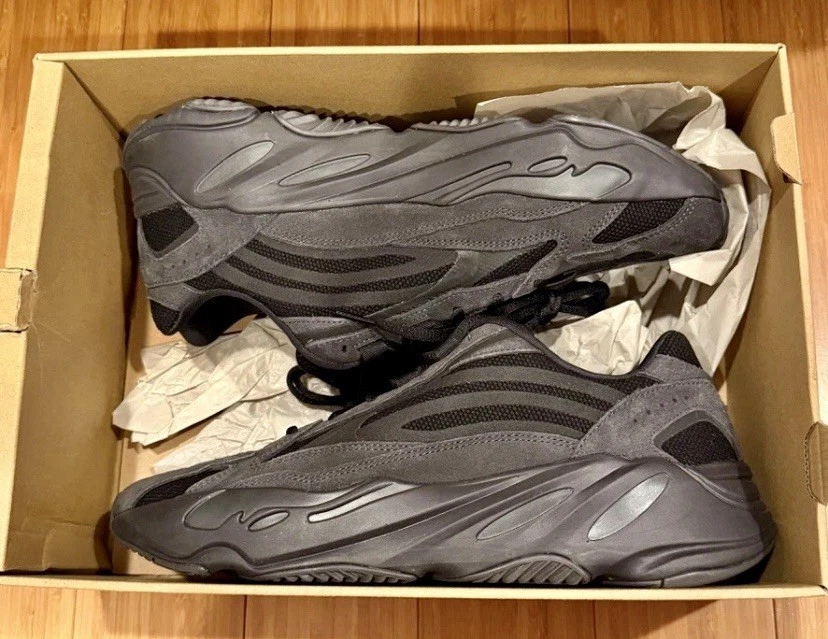 Adidas Yeezy Boost 700 V2 Vanta talla 10 Foto 4 de 4