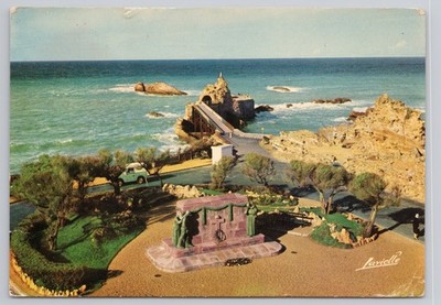 Postcard Vu générale sur le Rocher de la Viergeet le Monument aux Morts.
