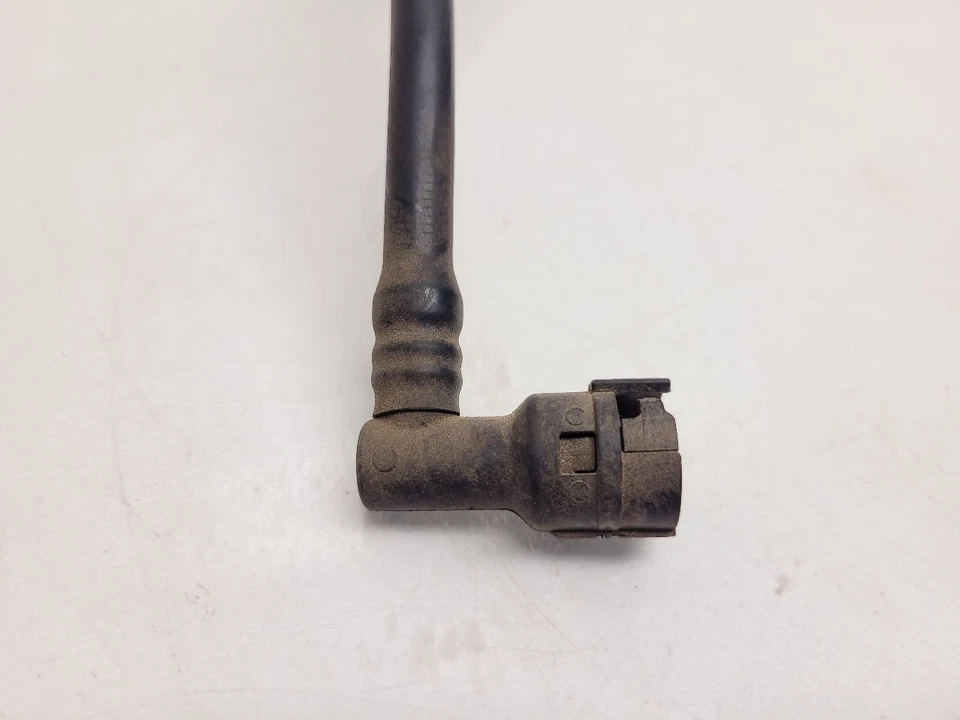 Chevrolet Silverado 1500 2013 (5,3 L/AT) tubo solenoide de purga delantera Foto 4 de 4