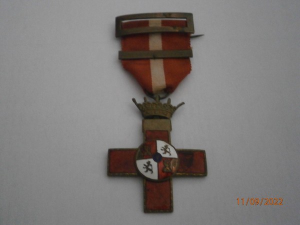 MEDALLA AL MÉRITO MILITAR CON BARRITA. DIFÍCIL EJEMPLAR.