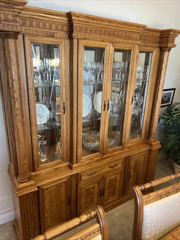 Elegante gabinete de China y mesa de comedor de 7 piezas Foto 3 de 4