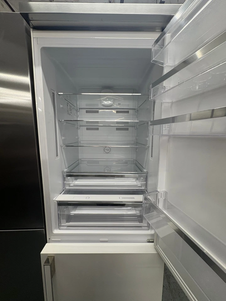 Refrigerador independiente de montaje inferior Smeg Portofino FA490URWH de 28 pulgadas Foto 3 de 4