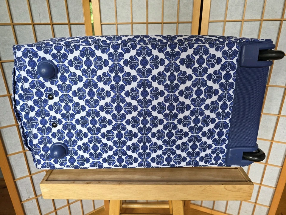 Vera Bradley XL Bolsa de Viaje con Ruedas Maleta Azul Cobalto Azulejo 27" Retirado Bonito Foto 4 de 4