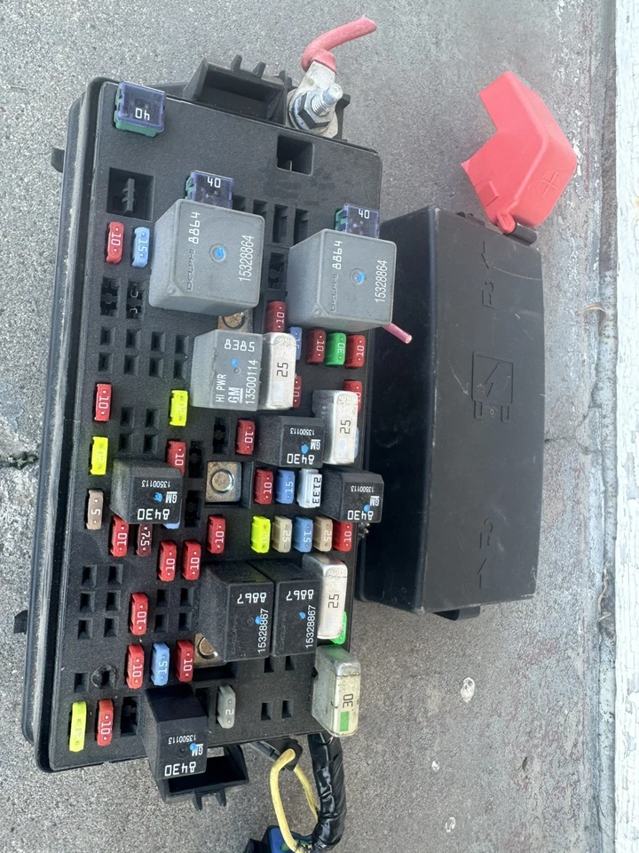 Cadillac DTS 2008-2011 Buick Lucerne conjunto de caja de fusibles trasero debajo del asiento 13712251 Foto 2 de 4