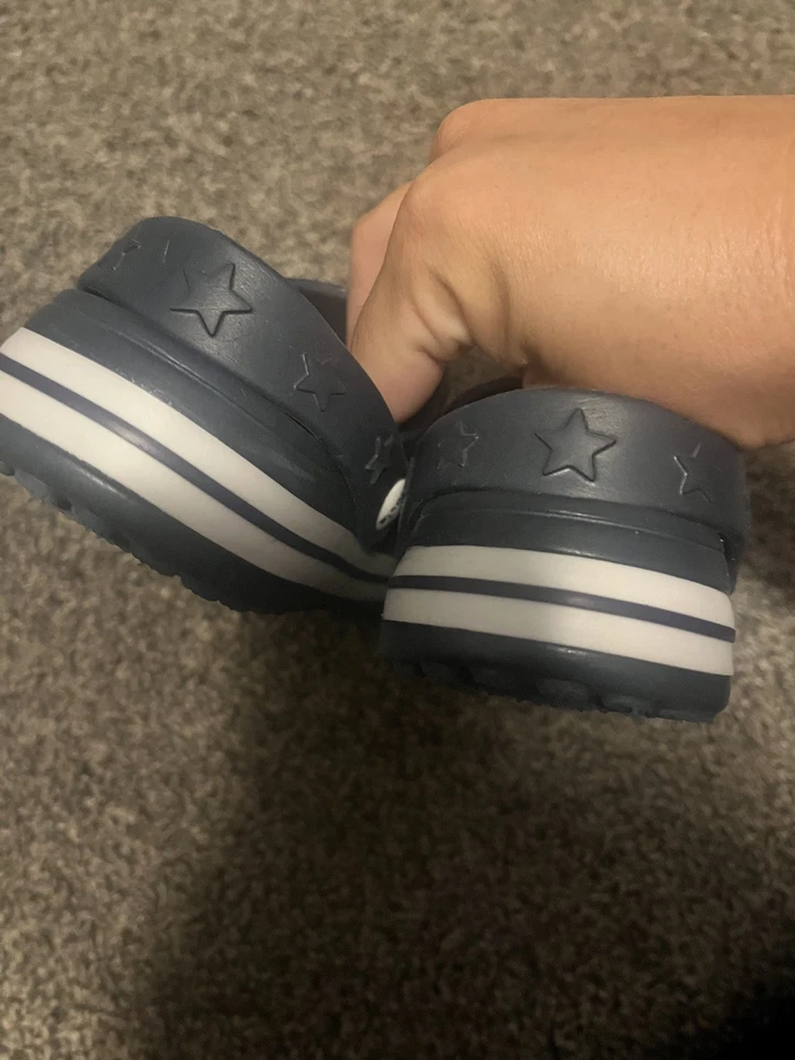 Zapatos de agua Koala para niños azul marino zuecos con estrellas y dijes planeta usados en excelente estado talla 11 Foto 3 de 4