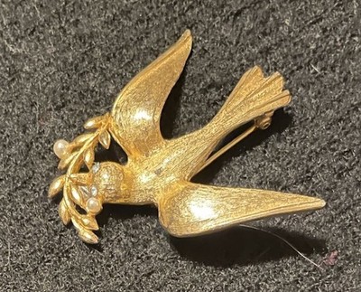 Vtg Flying Bird Sparrow PEACE Dove Gold Tone Marked Marvella BROOCH Faux Pearls