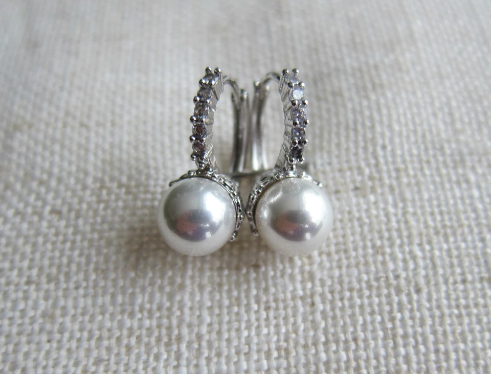 Pendientes de perlas sintéticas rellenos de oro blanco de 18 quilates. Novia usada. Foto 4 de 4