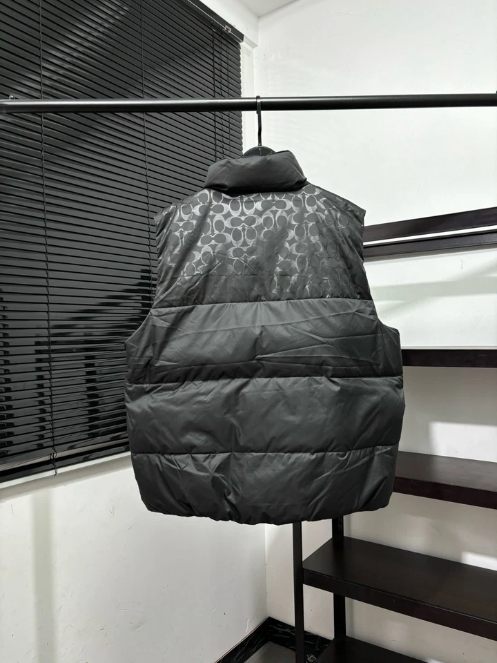 Chaleco acolchado de plumón Coach Signature para hombre negro/gris, cualquier talla. Foto 2 de 4