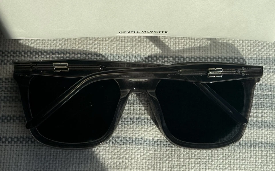 Nuevas gafas de sol Gentle Monster DEAR G1 marco gris + lentes Zeiss negras Foto 3 de 4