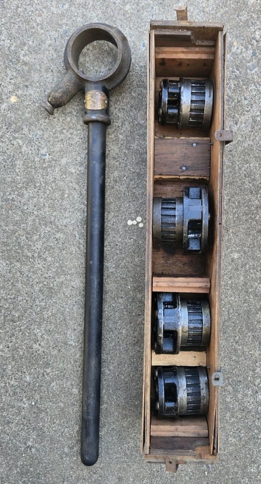 VTG Toledo Pipe Threading Machine 4 Dies 1 Ratchet Head 3/4” 1/2” 1" And 1 1/4" - Image 4 of 4