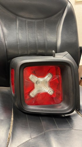 Genuine Mopar 2015-2018 Jeep Renegade Park and Turn Signal Lamp Light Genuine Mopar 2015-2018 Jeep Renegade Park and Turn Signal Lamp Light