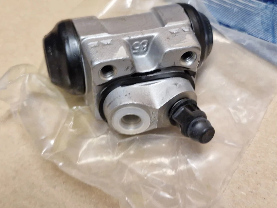 Hyundai Matrix FC Accent Mk2 Rear Wheel Cylinder Left 583302D020 Genuine NEW OEM - Image 4 of 4