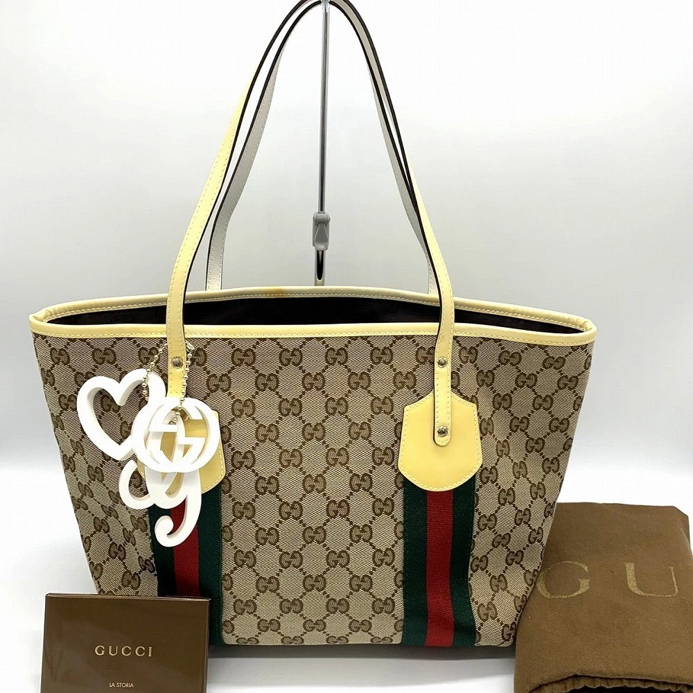 Sac fourre tout Gucci Sherry Line charme cœur GG toile cuir verni marron beige utilisation