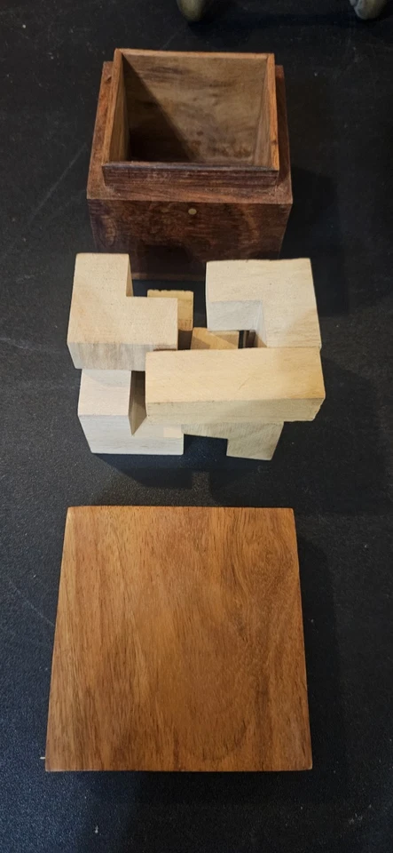 Rompecabezas de caja de madera vintage hecho a mano en la India Foto 2 de 4