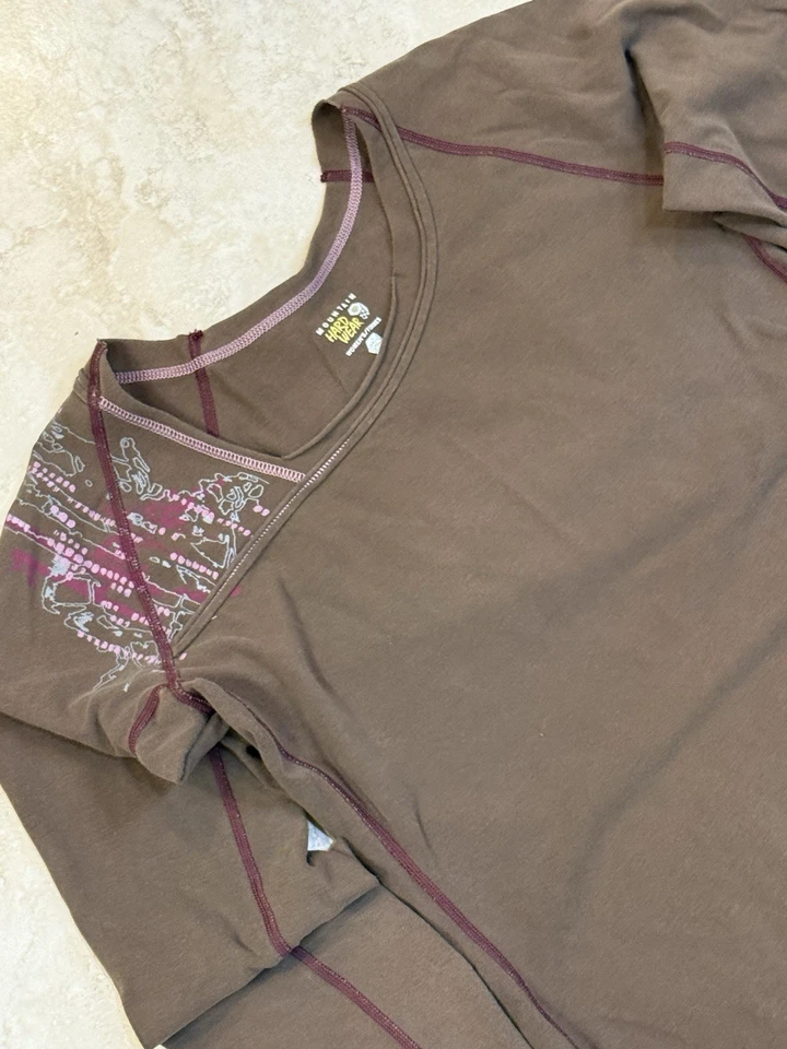 Camiseta Pulôver Feminina Mountain Hardware Marrom Manga Longa Elástica Tamanho Grande - Imagem 2 de 4