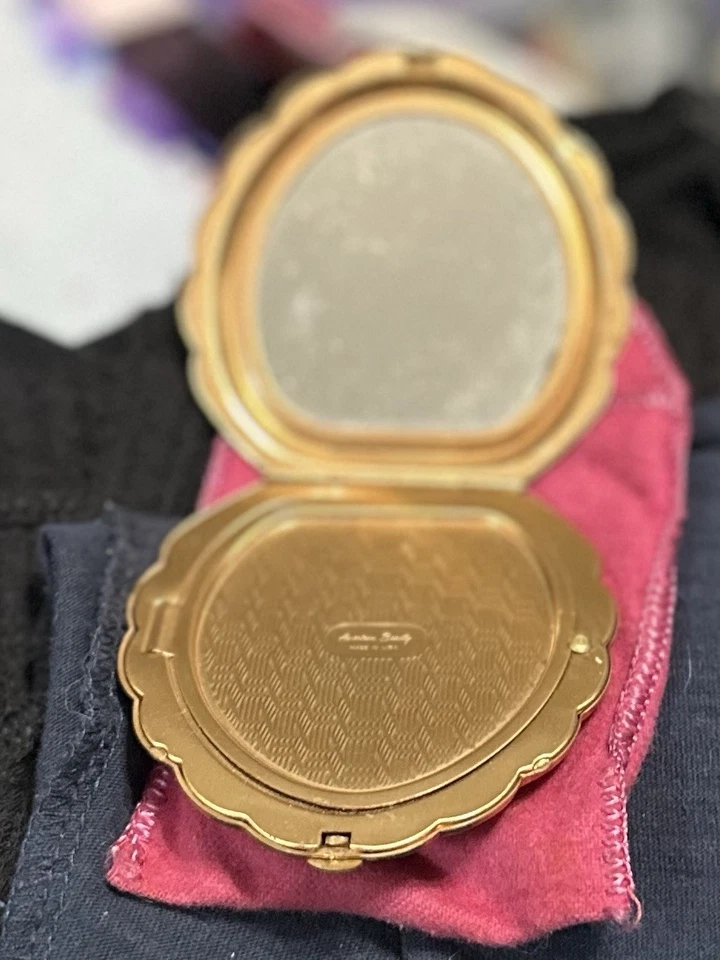 American Beauty compact with cloth case, gold colored - Image 3 of 4