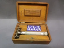 ANTIQUE GILLETTE SAFETY RAZOR 1904 W/ GILLETTE WOODEN BOX & BLADES - CLEAN