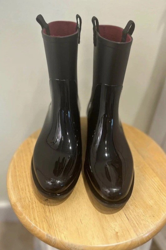 Tommy Hilfiger Women's Size 7 Khristie Beautiful Black Rain boots.