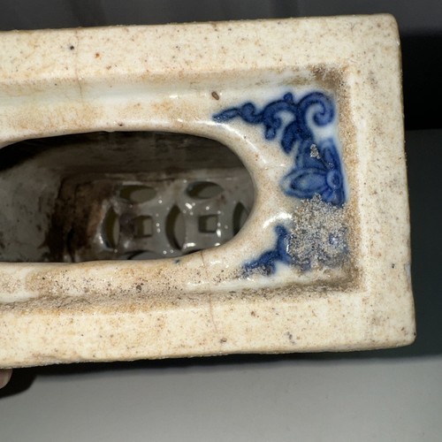 ANTIQUE 19th C CHINESE QING BLUE WHITE PORCELAIN FOO DOG OPIUM PILLOW VASE - Picture 9 of 14