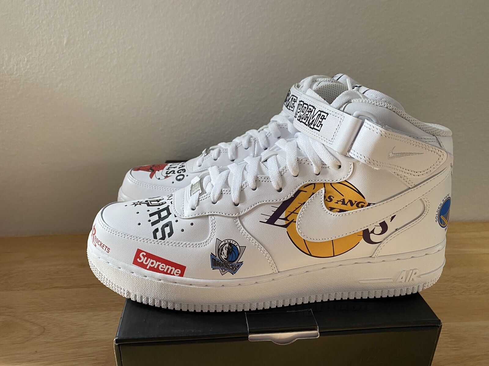 Air Force 1 Mid '07 / Supreme White » Petagadget  White nike shoes, Nike  shoes air force, Custom nike shoes