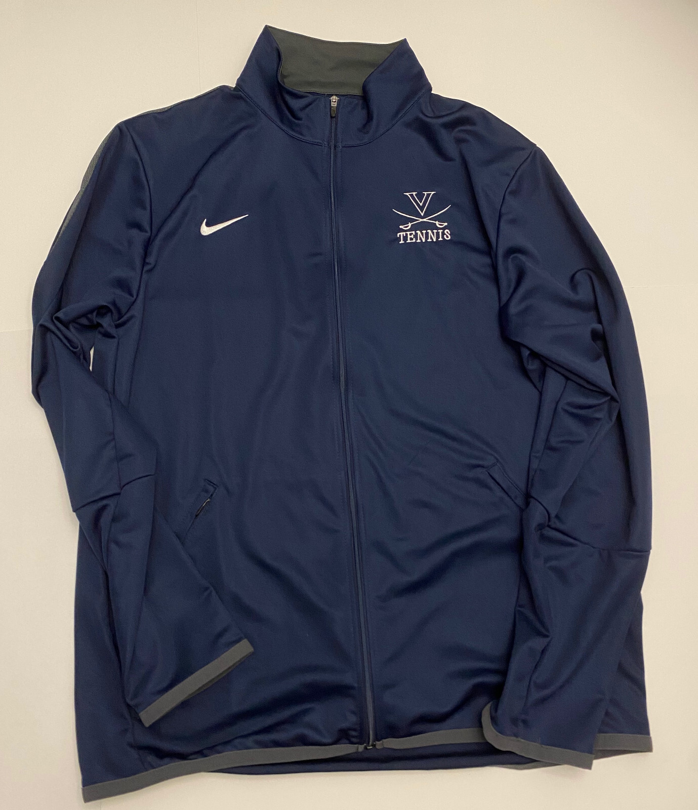 SACAI X NIKE VA) Giacca Virginia UVA Cavaliers Uomo Squadra Tennis Emessa Nike Blu Large