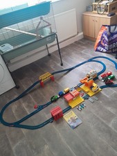 1989 Tomy Train Set 3 No. 1125 Freight Transport Logs Engine Shed Station 1988