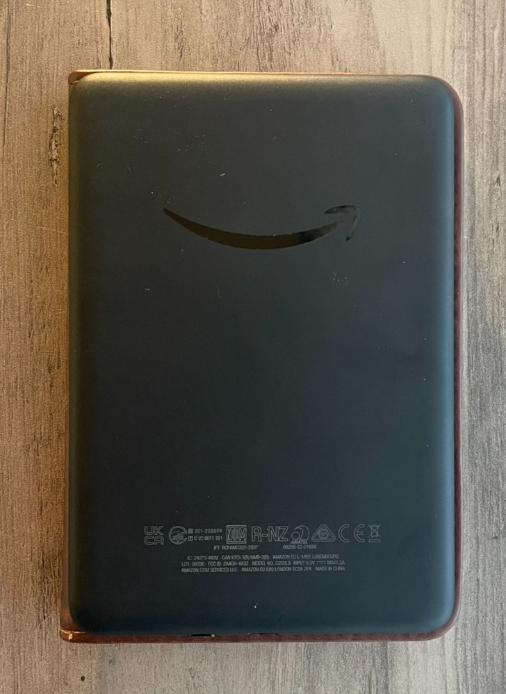 Amazon Kindle Bundle Case (11th Gen.) C2V2L3 - 16GB - Wi-Fi - 6" eReader - Black