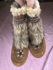 Minnetonka Leather Furry Moccasin Boots Beaded Size 6 Festival Boho Forest Fairy