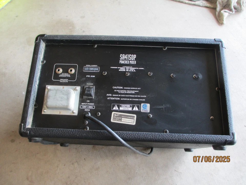Mezclador alimentado FENDER Sunn SR4150P y par de altavoces FENDER 1110A 16 ohmios 100 W Foto 3 de 4