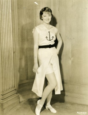 Myrna Loy präsentiert eine Reihe praktischer und stilvoller Sortiment MGM Foto 1932