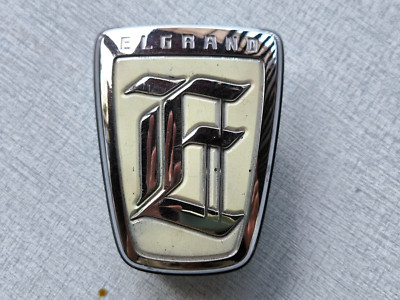 Nissan ELGRAND Front Grill White Emblem Badge Logo Genuine 62889 VE000 QD32
