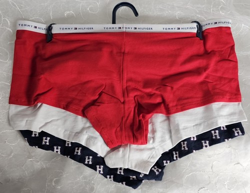 Paquete de 3 pantalones cortos para niño Tommy Hilfiger L rojo liso, blanco y marino con logotipo elástico de algodón - Imagen 2 de 4