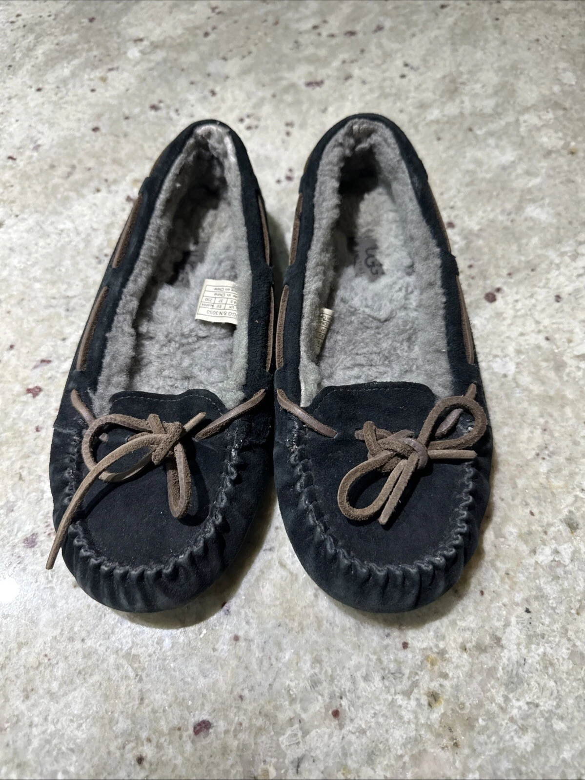 Pantofole Ugg donna Dakota Fluff pelle di pecora nere taglia 6 comode calde slipon