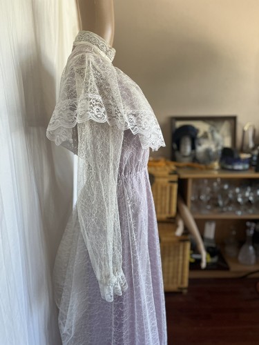 Maxi Abito Vintage anni '80 Night Moves in Pizzo Ruffle Vittoriano Lavanda Bianco Small - Foto 4 di 10