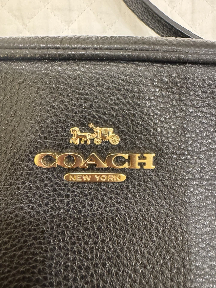 Bolso Bandolera COACH Cuero Guijarro Negro Usado en Excelente Condición Foto 2 de 4
