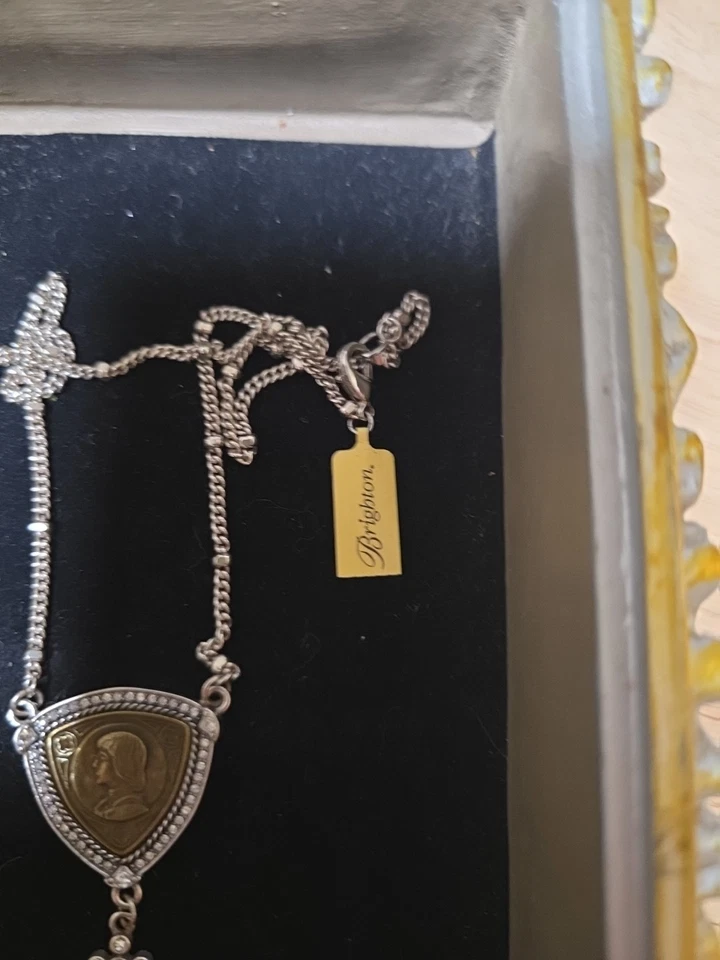 Pingente Brighton tom prata com emblema de cobre cristais Swarovski... - Imagem 3 de 4