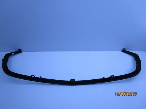LOWER GRILLE MOULDING / SURROUND HOLDEN COMMODORE VF SERIES 2 SS SV6 SSV BLACK - Picture 4 of 4