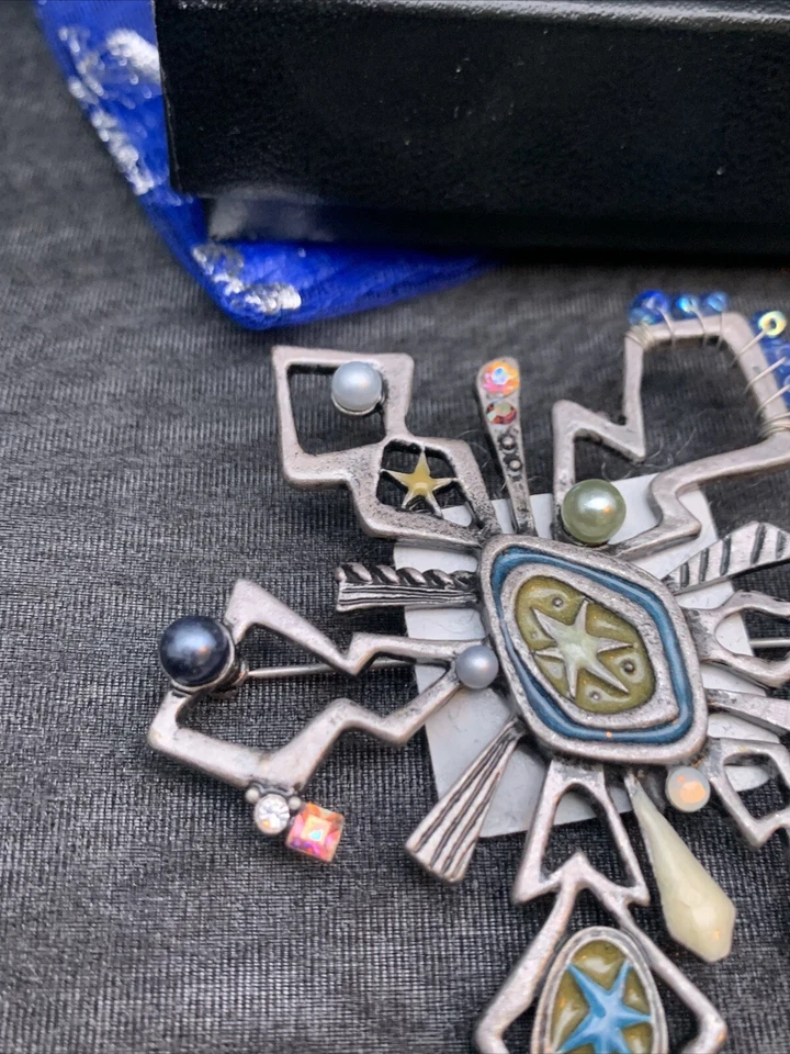 Broche prendedor Chicos detalles azules en tono plateado metal abstracto mariposa y luna Foto 3 de 4