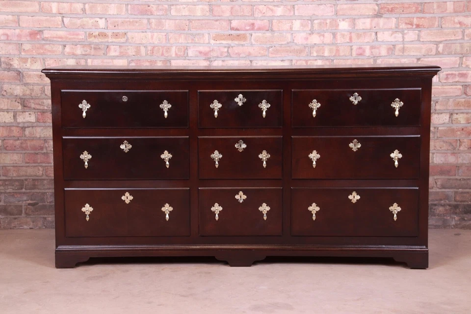 Baker Furniture 18th Century Flemish Style Mahogany Triple Dresser or Credenza Foto 2 de 4