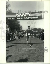 1986 Press Photo Rob Colvin wins the Kinney Cross Country Championships