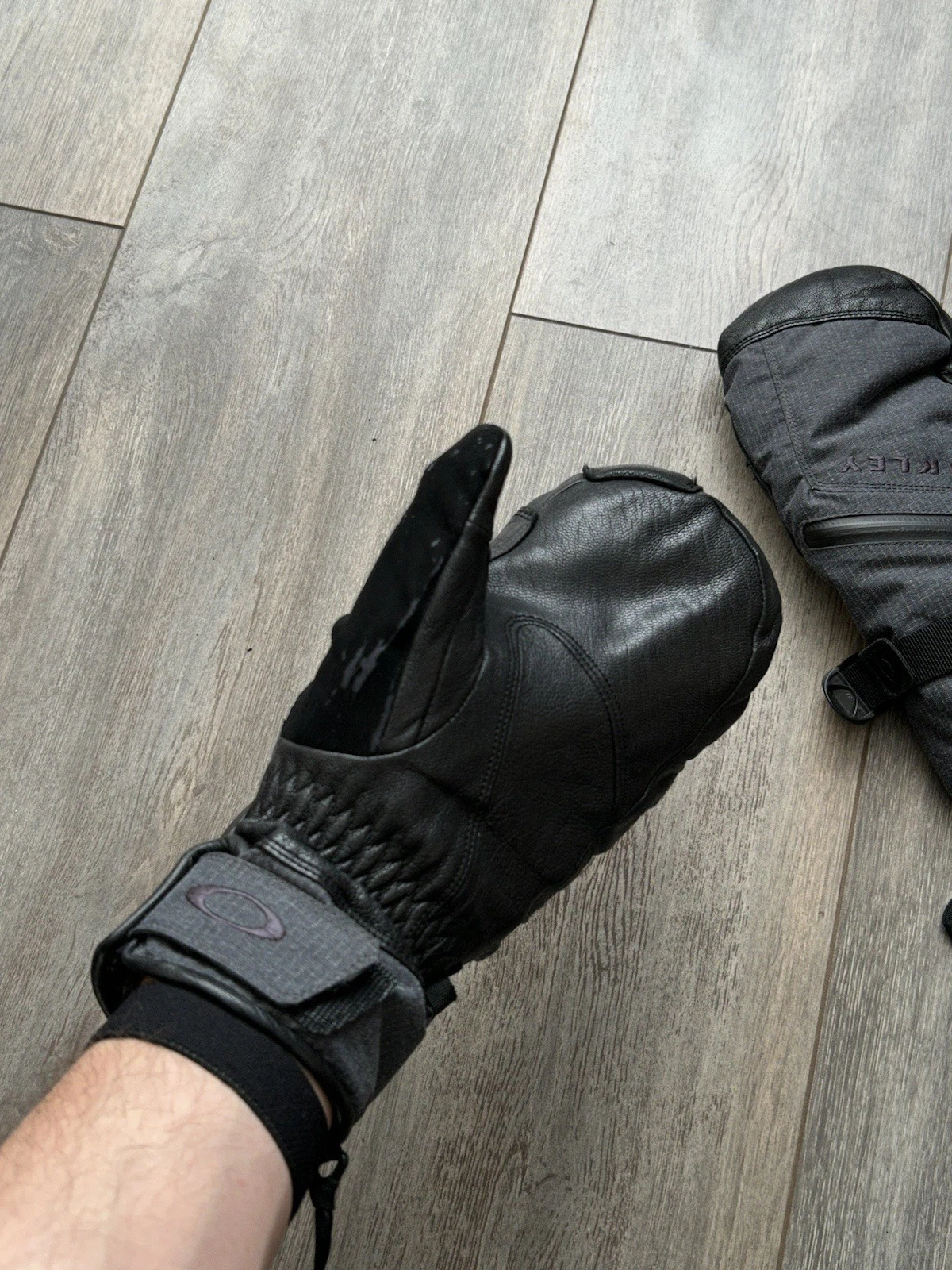 Oakley Winter Snow Gloves Size S Grey