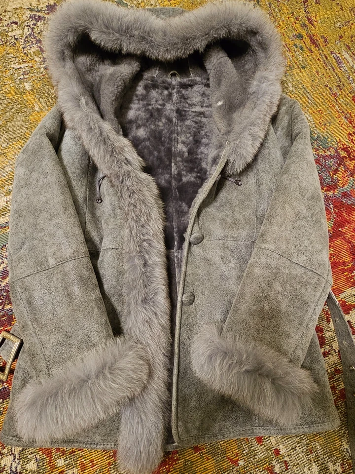 Abrigo de oveja hecho a mano en Polonia con capucha ajustable gris claro/plateado Foto 2 de 4