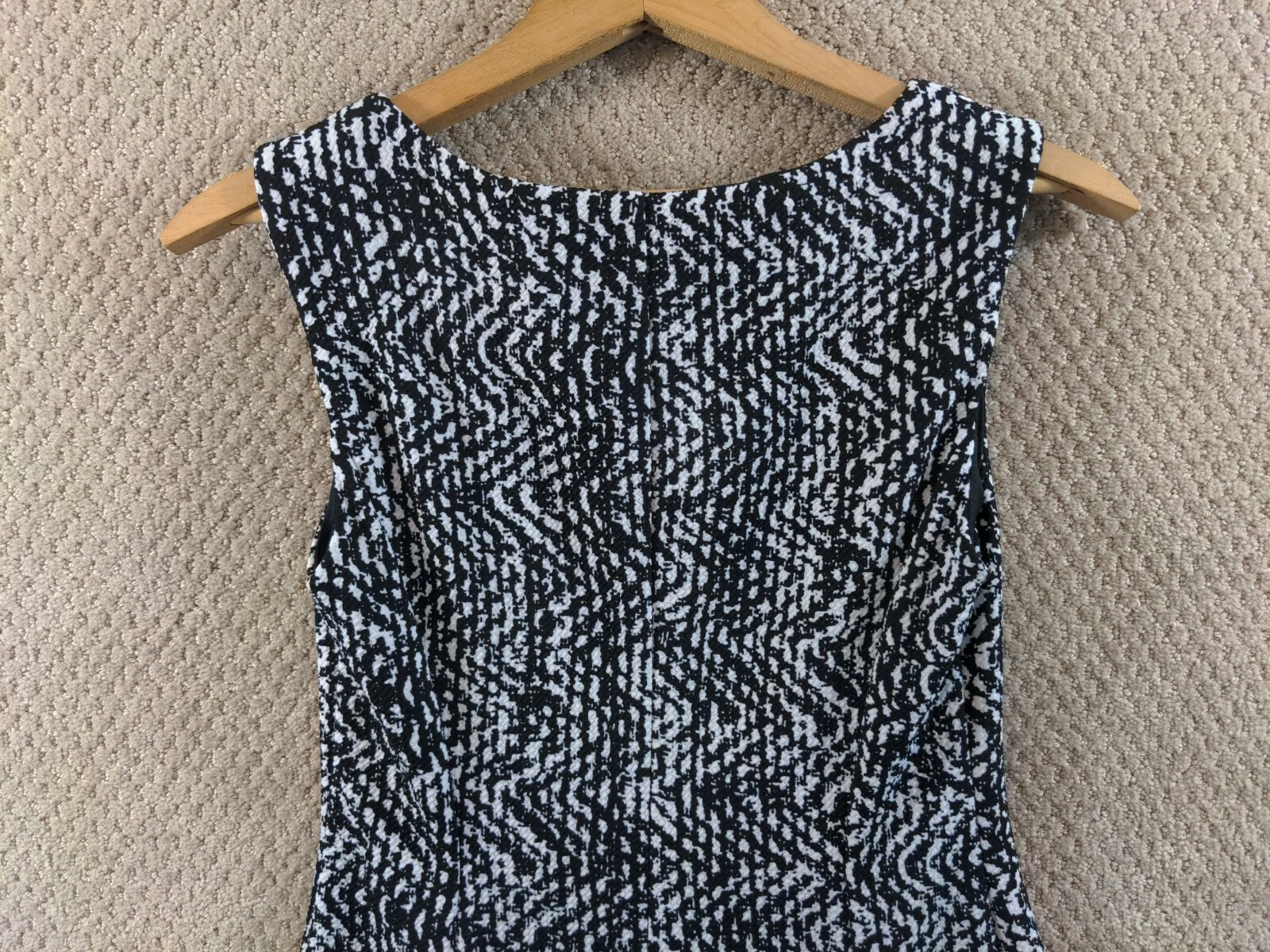 Abito plissettato bianco e nero Alyx 8 aderente e svasato senza maniche orlo rosso