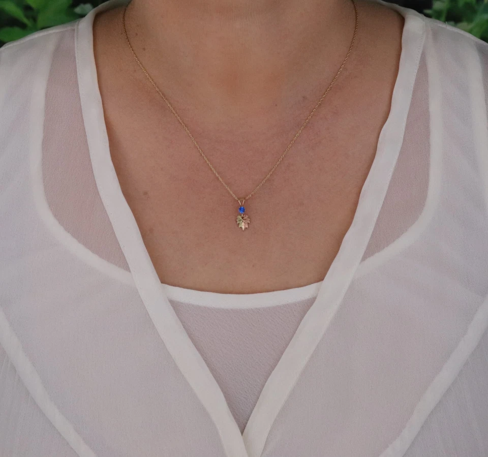 Collar de zafiro creado en laboratorio de oro amarillo de 10k Black Hills de 18" pulgadas Foto 4 de 4