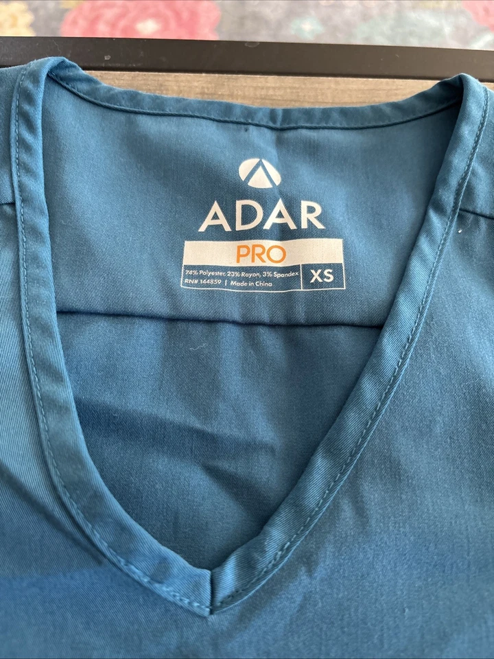 Blusa esfoliante Adar Pro atlética moderna feminina gola V XS verde-azulada em excelente estado usado - Imagem 2 de 4