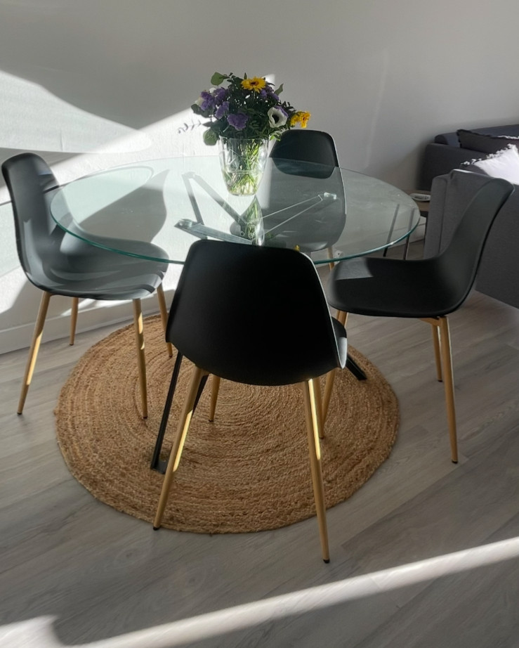 4 chaises Ester noires style scandinave aux finitions soignées et pieds en hêtre